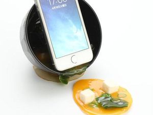 Unik, Pajangan Smartphone Berwujud Sup Tumpah