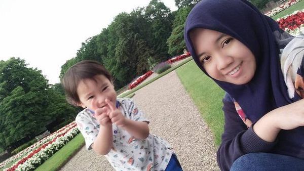 Lucunya Rafathar saat Berpose Bersama Pengasuhnya