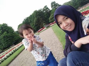 Lucunya Rafathar saat Berpose Bersama Pengasuhnya