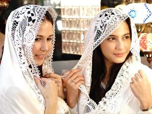 Pevita Pearce Tampil Berhijab, Bikin Adem