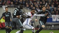Lacazette lahir dikeluarga pesepakbola. Dia mengikuti jejak ayahnya, ada juga sepupunya yang saat ini juga menjadi pemain profesonal. Saat ini, Romuald Lacazette, bermain di 1860 Munich. Dua sepupunya dan saudara tuanya juga bermain di level profesional. (Foto: AFP PHOTO / PHILIPPE DESMAZES)