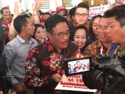 Ultah Ke-55, Djarot Kaget Dapat Surprise dari Warga