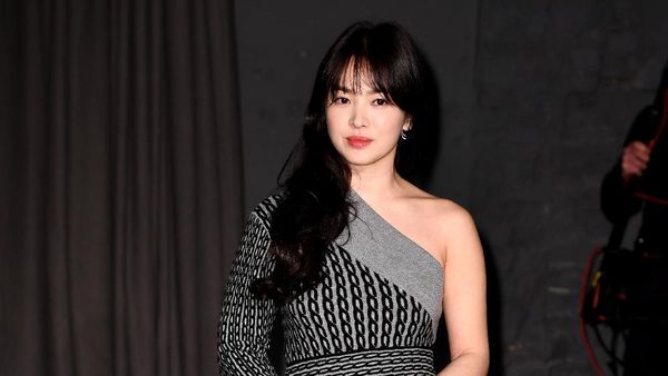 Foto: Inspirasi Gaya Chic dan Stylish ala Song Hye Kyo