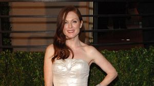 Foto: Inspirasi Gaun Malam Julianne Moore yang Mempesona