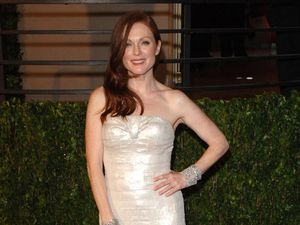 Foto: Inspirasi Gaun Malam Julianne Moore yang Mempesona