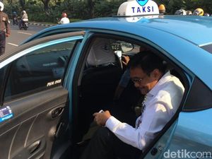 Momen Saat Djarot Naik Taksi ke Balai Kota