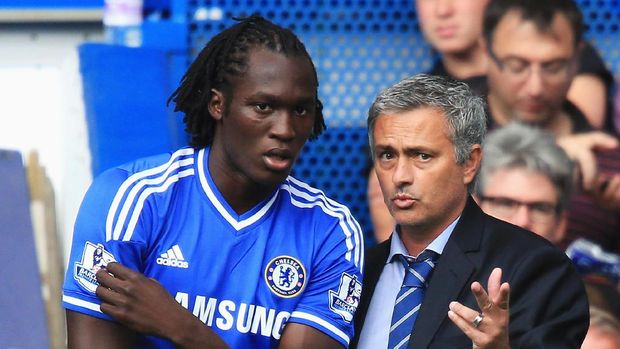 LONDON, ENGLAND - AUGUST 18:  Chelsea manager Jose Mourinho talks to substitute Romelu Lukaku of Chelsea during the Barclays Premier League match between Chelsea and Hull City at Stamford Bridge on August 18, 2013 in London, England.  (Photo by Richard Heathcote/Getty Images)