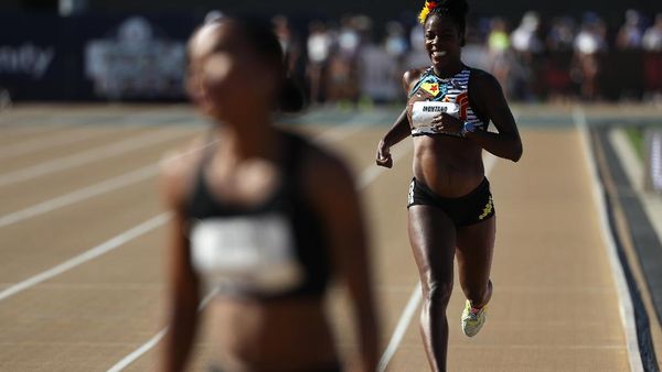 Foto: Tangguhnya Pelari Ini, Tetap Berlomba Meski Hamil 5 Bulan