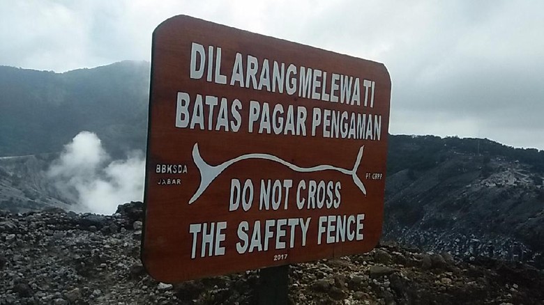Batas melihat kawah Tangkuban Perahu (Dony Indra Ramadhan/detikTravel) Batas melihat kawah Tangkuban Perahu (Dony Indra Ramadhan/detikTravel)