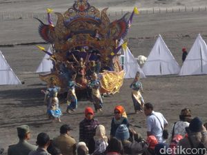 Gandrung dan Tarian Sakera Madura Pikat Wisatawan di Bromo