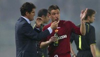Salah satu bakat terbaik Italia, tapi gagal memenuhi potensinya. Antonio Cassano bersama Roma pada 2001-2006, lalu direkrut Madrid pada 2006 dan bermain di Santiago Bernabeu sampai 2008. (Foto: New Press/Getty Images)