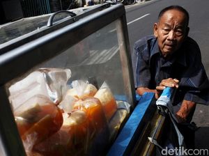 60 Tahun Lebih Berjualan Buah-buahan di Jakarta 60 Tahun Lebih Berjualan Buah-buahan di Jakarta