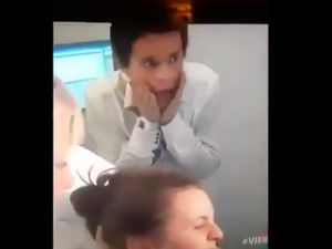 Ekspresifnya Pria Ini Saat Pertama Kali Lihat Pasangannya Melahirkan