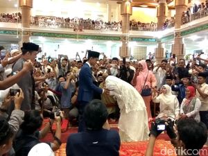 Momen Kikuk Sonia saat Cium Tangan Muzammil Usai Akad Nikah Momen Kikuk Sonia saat Cium Tangan Muzammil Usai Akad Nikah