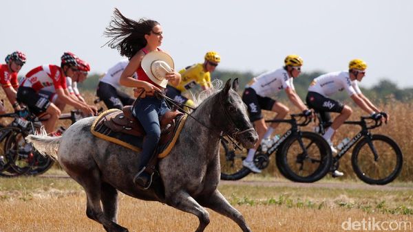 Penunggang Kuda Wanita Goda Pebalap Tour de France