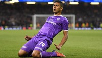 Casemiro selalu ingin mencicipi minuman Yakult semasa kecilnya. Tapi dia tak bisa membelinya karena keluarganya hidup pas-pasan. Gaji pertamanya pun dibelikan untuk menikmati Yakult. (Foto: Matthias Hangst/Getty Images)
