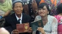 Tawa Bahagia Orang Tua Bayi yang Lahir di Gang Sempit Saat Menikah