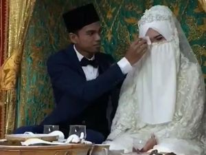 Momen Malu-malu Saat Muzammil Usap Kening Istri Momen Malu-malu Saat Muzammil Usap Kening Istri