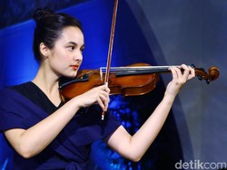 Chelsea Islan Unjuk Kemampuan Bermain Biola di Lagu Allegro