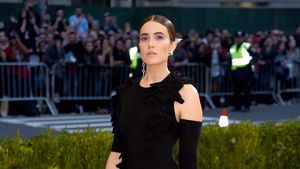 Foto: Gaya Mandy Moore Tampil Anggun Dalam Balutan Gaun Malam