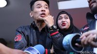 Didampingi Istri, Aris eks Idol Resmi Polisikan Ihsan Tarore