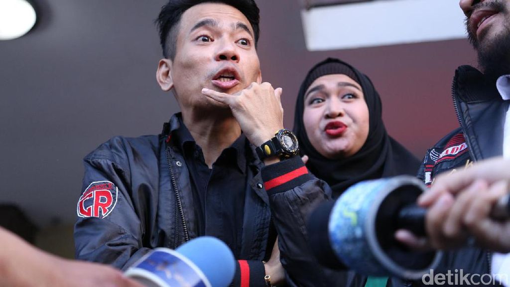 Didampingi Istri, Aris eks Idol Resmi Polisikan Ihsan Tarore Didampingi Istri, Aris eks Idol Resmi Polisikan Ihsan Tarore