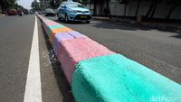 Cerianya Warna Pembatas Jalan TB Simatupang