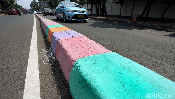 Cerianya Warna Pembatas Jalan TB Simatupang