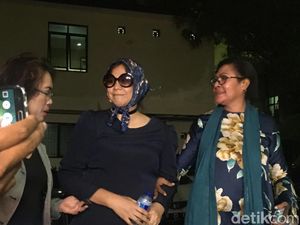 Berkacamata, Istri Jenderal Penampar Petugas Tiba di Polda Metro