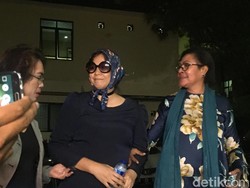 Berkacamata, Istri Jenderal Penampar Petugas Tiba di Polda Metro