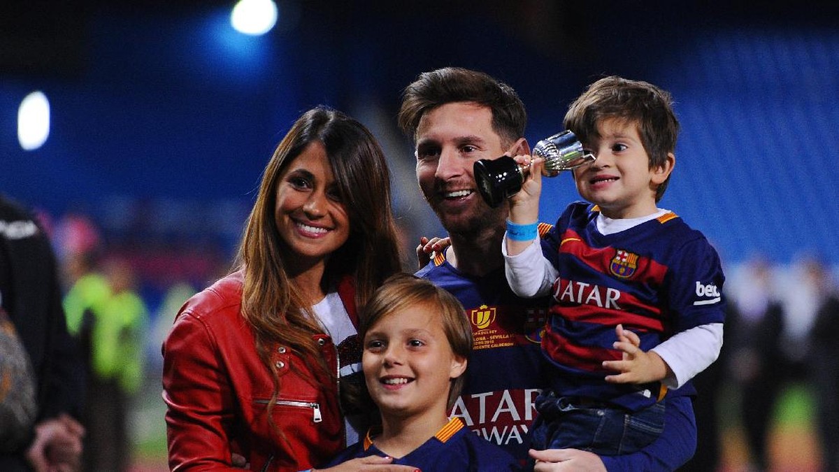 Lionel Messi bersama Antonella Roccuzzo dan kedua putra mereka (Foto: Denis Doyle/Getty Images)