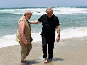 Ramai Dibahas, Momen Netanyahu dan Modi Berjalan di Tepi Pantai