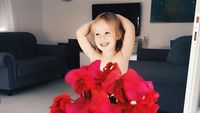Lucu Deh! Bocah Ini Pakai Gaun dari Sayur, Buah dan Makanan