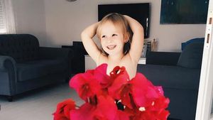 Lucu Deh! Bocah Ini Pakai Gaun dari Sayur, Buah dan Makanan