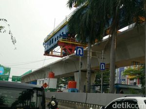 Pembangunan Lintasan LRT Jakarta Dikebut, Rampung Januari 2018 Pembangunan Lintasan LRT Jakarta Dikebut, Rampung Januari 2018