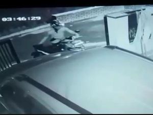 Aksi Tiga Menit Pemuda Curi Motor di Cirebon Terekam CCTV