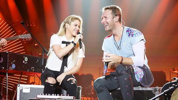 Aksi Memukau Coldplay Gandeng Si Cantik Shakira