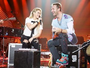 Aksi Memukau Coldplay Gandeng Si Cantik Shakira