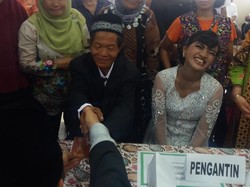 Menikah, Orang Tua Bayi yang Lahir di Gang Sempit Diberi Rumah