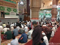 Muzammil Hasballah Imami Salat Subuh sebelum Akad Nikah