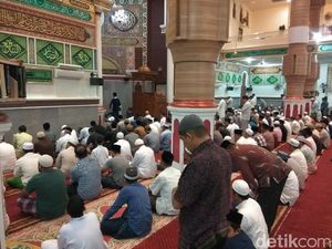 Muzammil Hasballah Imami Salat Subuh sebelum Akad Nikah Muzammil Hasballah Imami Salat Subuh sebelum Akad Nikah