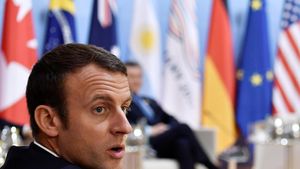 Habiskan Rp 414 Juta, Begini Makeup Presiden Prancis Macron