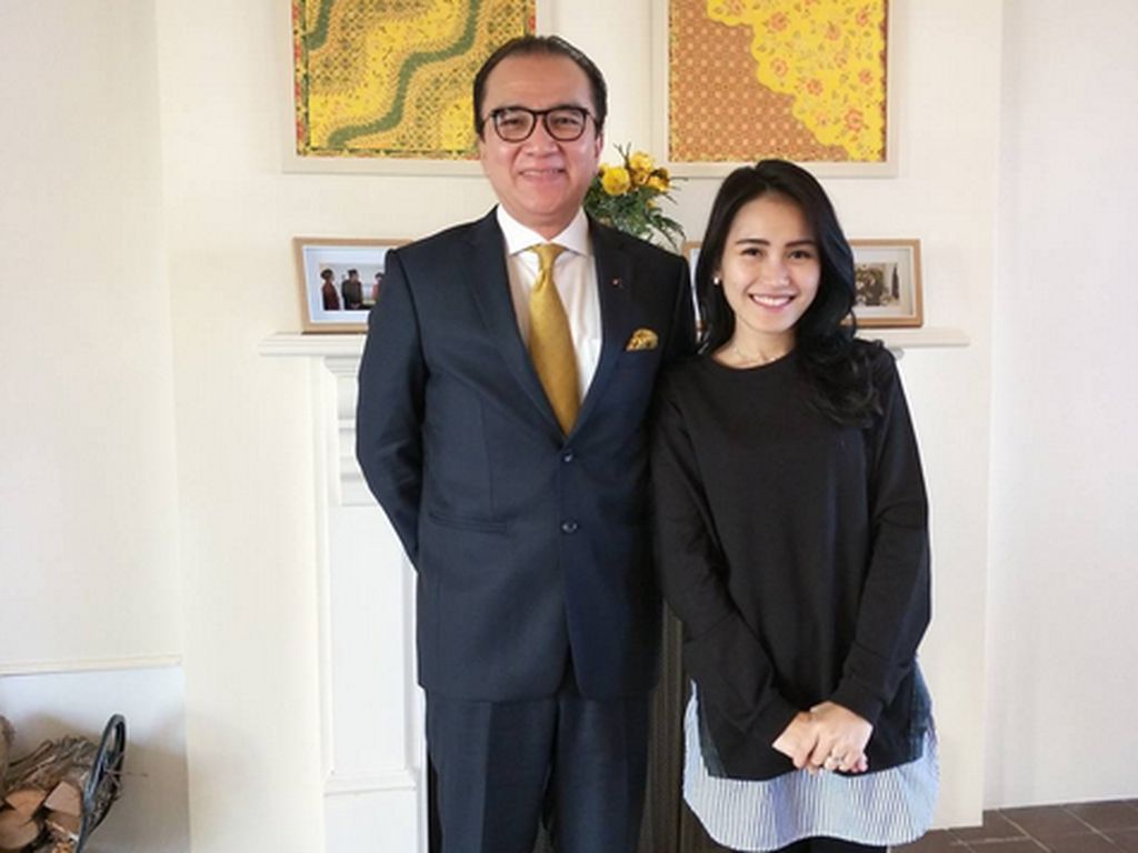 Ayu Ting Ting Dihujat Netizen Lagi Karena Pakai Legging ke Rumah Dubes Ayu Ting Ting Dihujat Netizen Lagi Karena Pakai Legging ke Rumah Dubes