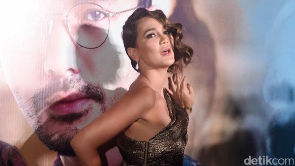 Pose Sensual Luna Maya, Cantiknya Putri Paul Walker