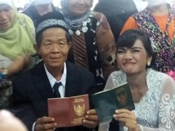 Orang Tua Bayi yang Lahir di Gang Sempit Menikah Resmi