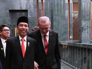 Kemesraan Presiden Jokowi dan Erdogan di Turki