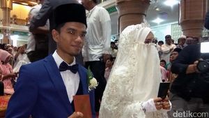 Berjas Biru, Begini Gaya Muzzamil Hasballah Saat Akad Nikah