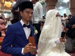 Foto: Anggunnya Istri Muzammil Hasballah Pakai Cadar Saat Menikah