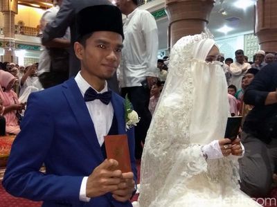 Berjas Biru, Begini Gaya Muzzamil Hasballah Saat Akad Nikah