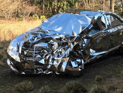 Seniman Buat Replika Mobil yang Alami Kecelakaan